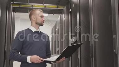 在数据中心服务器机房工作的严肃男子